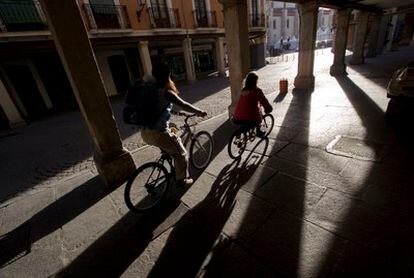 Adentrarse en el corazón de Alcalá por su zona peatonal, uno de sus grandes atractivos.