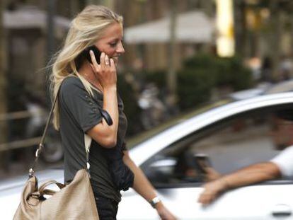 Una joven hablando por tel&eacute;fono, en Barcelona.