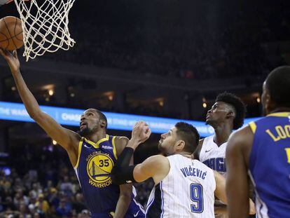 Kevin Durant anota ante Vucevic. 