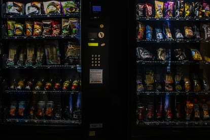 Maquina expendedora de comida y bebidas en unas oficinas de Madrid.