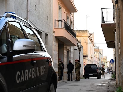 Los carabinieri custodian la entrada de un tercer domicilio usado por Messina Denaro en Campobello di Mazara.