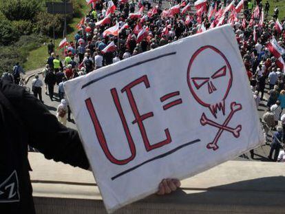 Un participante cat&oacute;lico de una manifestaci&oacute;n antieuropeista celebrada en Polonia.