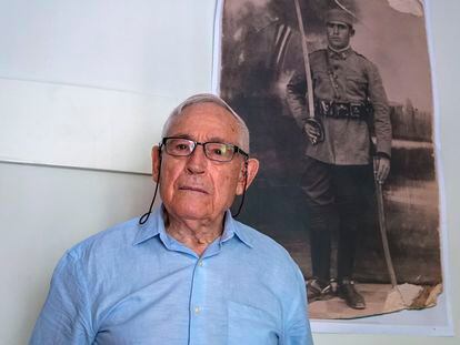 Fausto Canales, junto a una fotografía de su padre, el miércoles en su casa de Madrid.