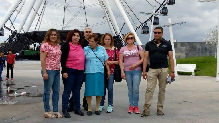 Martina Guerrero a la izquierda, con cinco de sus hermanos y la madre de ellos.