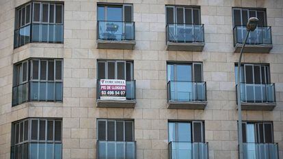 Un edificio con un piso en alquiler en la plaza Universitat de Barcelona