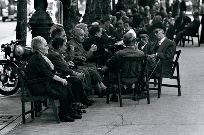 'Tertulia'. Rambla de Canaletes, (1957).