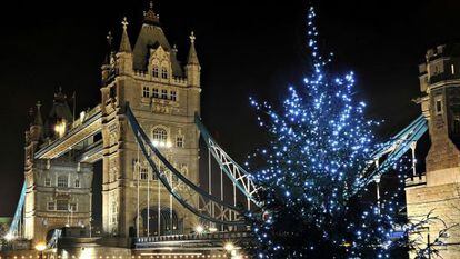 La torre de Londres, iluminada por Navidad.