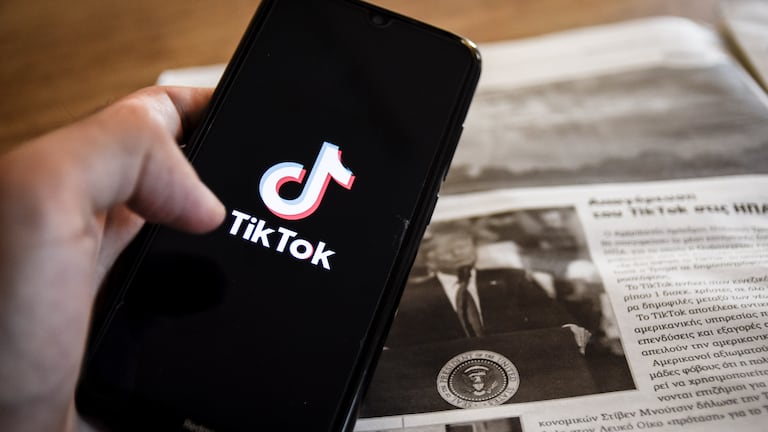 Un móvil con el logo de TikTok sobre una imagen de Donald Trump en un periódico.
