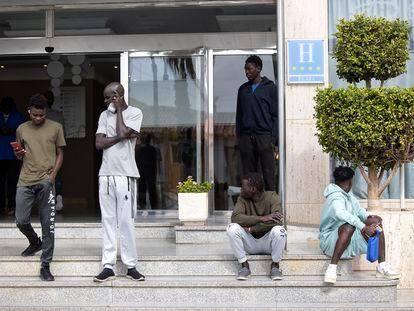 Varios de los 240 inmigrantes de origen subsahariano y magrebí en Torrox (Málaga) llegados en los últimos días a Canarias y trasladados a la localidad malagueña, este viernes.