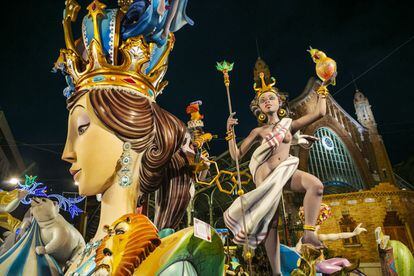 Las Fallas están compuestas por magníficas esculturas efímeras que ofrecen gran detalle.