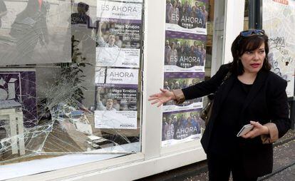 La candidata de &quot;S&iacute; se puede Valladolid&quot;, marca de Podemos en la ciudad, muestra los desperfectos causados por un ataque la madrugada de ayer en la caseta electoral de la formaci&oacute;n en Valladolid. 