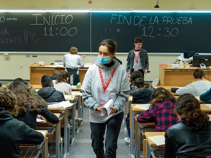 Una alumna se dirige a su mesa, al inicio del concurso para niños y adolescentes en la Facultad de Matemáticas de la Complutense en Madrid.