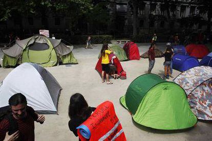 Unos indignados acampan en el Paseo del Prado.