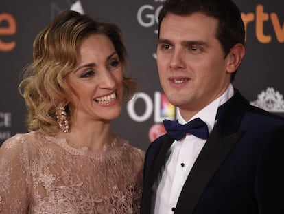 Beatriz Tajuelo y Albert Rivera,  en los premios Goya de 2017,  en Madrid.