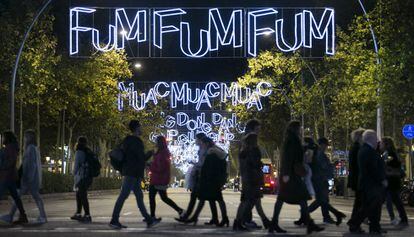 Alumbrado navideño en el cruce de la Gran Vía con Paseo de Gracia.