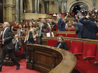 Los diputados de Ciudadanos abandonan sus puestos ante la votación de la resolución de los independentistas, este martes en el Parlament.