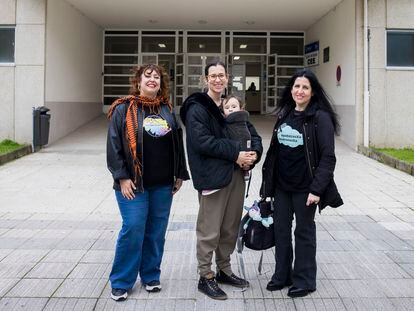 Jacinta Louzán, Sarah Martine Blanquet, con su hijo, y Vanessa Viquendi posan delante del centro de Salud de Cee (A Coruña), el pasado día 6.