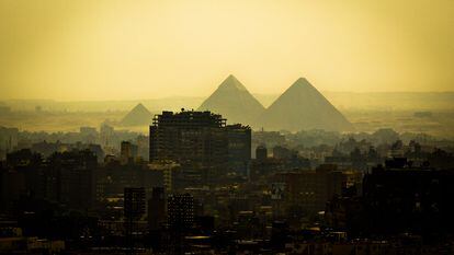 Las pirámides de Giza entre la boina de contaminación de El Cairo.