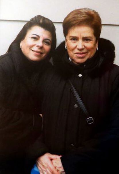 Pilar Monclús, y su madre, Benedicta García, el día que se conocieron, en noviembre de 2011.