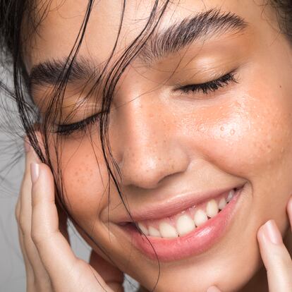 La crema hidratante suele ser más efectiva cuando se aplica sobre la piel húmeda.