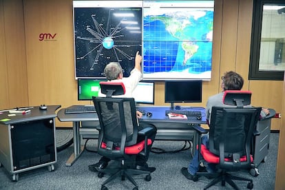 Ingenieros de GMV en la sala de control.