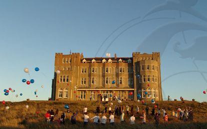 El hotel es una especie de castillo medieval de juguete situado en lo alto de un acantilado de rocas negras.