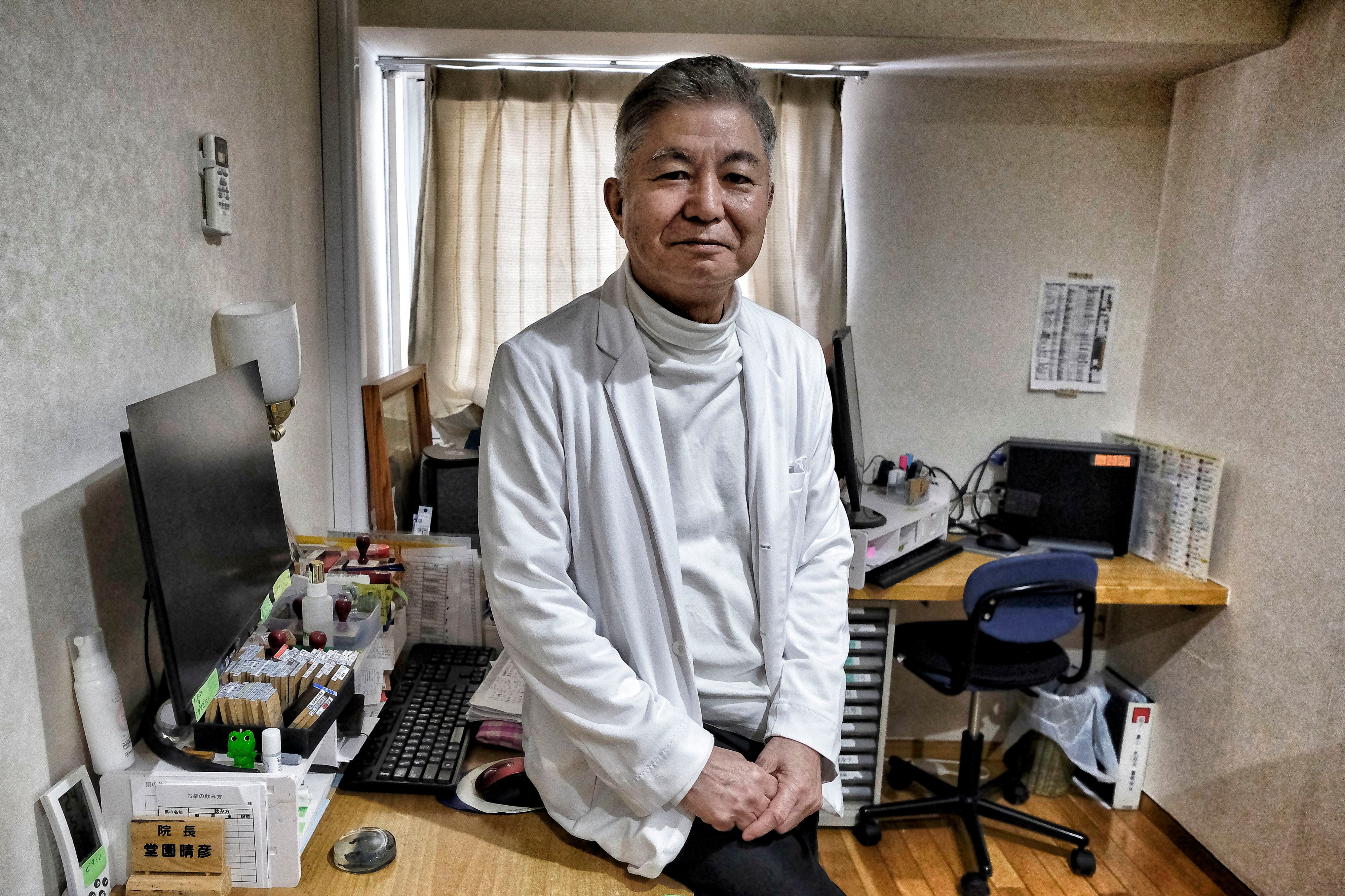 El doctor Haruhiko Dozono, de 71 años, en la clínica Dozono Medical House, frente al edificio Nagaya Tower, que él mismo proyectó. 