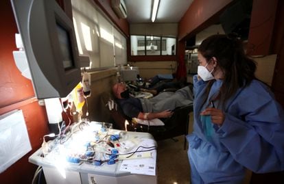 Varias personas que han superado la covid donan plasma sanguíneo en un centro de La Plata (Argentina), el 5 de octubre.