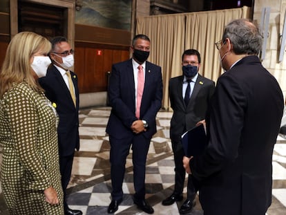 De derecha a izquierda, Quim Torra y Pere Aragonès conversan con los tres nuevos consejeros: Miquel Sàmper, Ramon Tremosa y Àngels Ponsa.