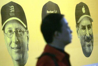 Un póster con la imagen de Bill Gates y Steve Jobs en China.