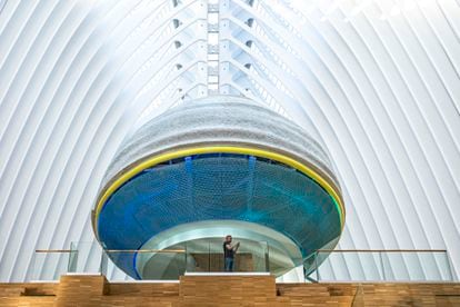 El CaixaForum de Valencia, un proyecto firmado por el arquitecto Enric Ruiz-Geli, en el interior del Ágora de Santiago Calatrava.
