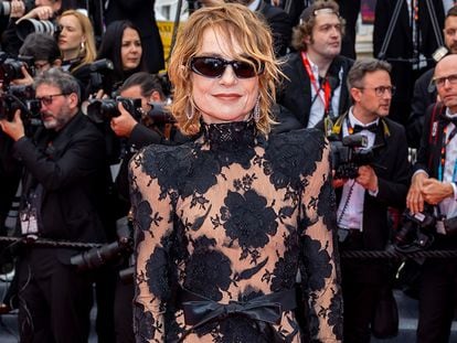Isabelle Huppert, vestida de Balenciaga, a su llegada a la alfombra roja de Cannes.