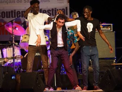 El artista Tomasito, baila junto a tres espontáneos en el escenario, durante su actuación en el festival Métissons, en Saint Louis.