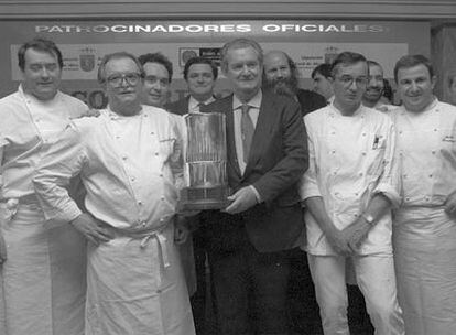Jesús Oyarbide, en el centro y con un trofeo, rodeado de conocidos cocineros.