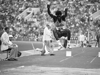 João Carlos de Oliveira, durante su participación en los Juegos Olímpicos de Moscú en 1980. El árbitro sentado a su derecha es Robert Zotko.