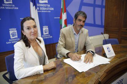 Cristina Iglesias y Eneko Goia firman el convenio de donación de su obra a San Sebastián.