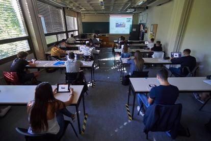 Alumnos siguen una clase desde un "aula espejo", este miércoles en la Universidad Pública de Navarra, en Pamplona.