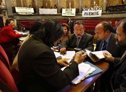 Rita Barberá, Carmen Alborch y Alfonso Grau, entre otros, en el pleno del Ayuntamiento de Valencia.