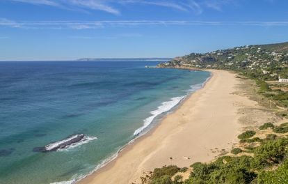 No se practica windsurf ni hay piraguas ni otras variedades acuático-deportivas. Ni hay comercios. Cuando los vecinos de Tarifa y Zahara de los Atunes desean bañarse sin inquietarse por las resacas acuden en tropel a la playa de Cabo Plata, Atlanterra o de los Alemanes (quienes coparon originariamente la urbanización). Resguardada del Levante, esta playa ha tallado su imagen con arena dorada, gruesa, de textura tal que uno se hunde hasta la rodilla. Vista desde la torre-faro de Camarinal durante el crepúsculo, parece detenerse sobre ella la luz dorada con gran delicadeza.