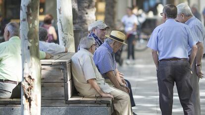 Un grupo de jubilados en Sevilla.