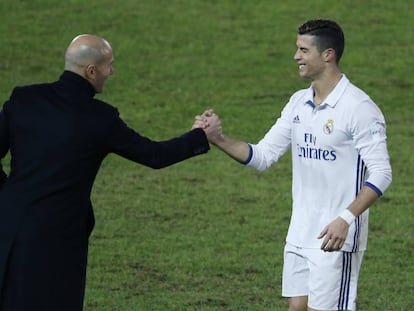 Zidane y Cristiano Ronaldo (autor de un triplete) celebran la victoria del Mundialito contra el Kashima.