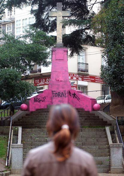 La Cruz de los Caídos de Amboage, en pleno centro de Ferrol, amaneció ayer cubierta de pintura rosa otro año más, coincidiendo con el 34º aniversario de la muerte de Francisco Franco.