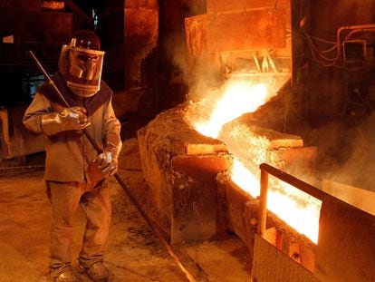 Un trabajador opera un horno de cobre en Codelco Ventanas, en la región de Valparaíso, Chile.