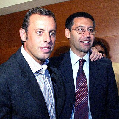 Rosell (izquierda) y Bartomeu, ayer tras anunciar su dimisión como directivos del Barça.