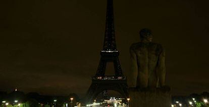 Las luces de la Torre Eiffel se apagaron anoche en señal de duelo por Barcelona