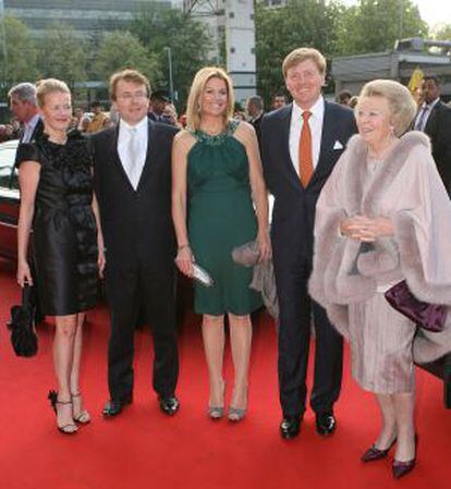 La reina Beatriz de Holanda con los príncipes Guillermo (a su derecha) y Friso con Máxima y Mabel, en abril de 2009.