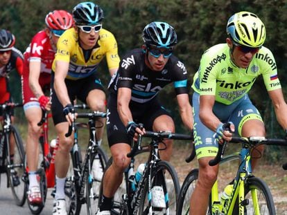 Contador tira del grupo, camino del Col d&#039;&Eacute;ze, seguido por Henao, Thomas, Zakarin y Porte.