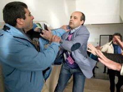 Unos profesores pelean durante la jornada de exámenes para el profesorado en Lisboa, Portugal, el 18 de diciembre de 2013.