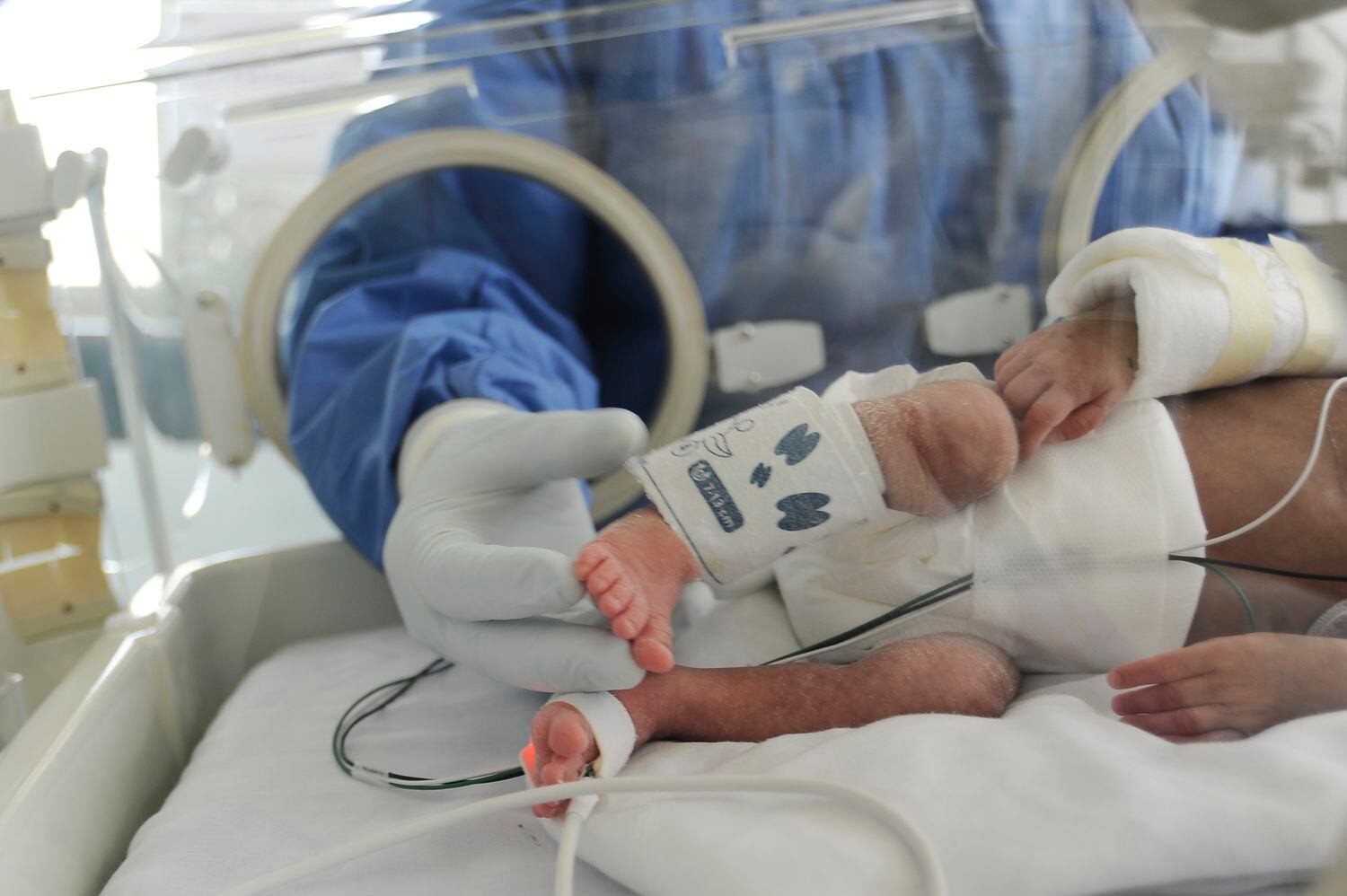 Una enfermera examina a un bebé en un hospital de Toluca. 