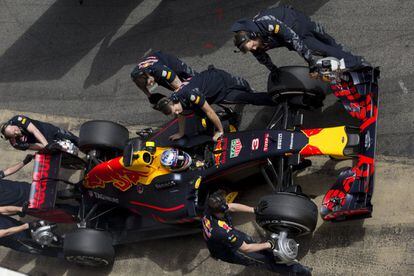 Los mecánicos de Red Bul cambian las ruedas al bólido de Daniel Ricciardo.